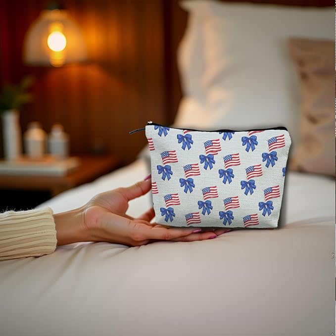 SAFDSGFDB Coquette Blue Bow American Flag Makeup Bag, Red White and Blue Patriotic Cosmetic Bags Gifts for Women, Preppy Girly Portable Travel Toiletry Bag Zipper Makeup Pouch