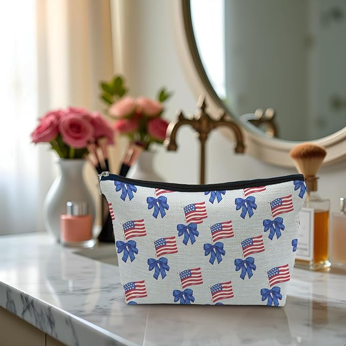 SAFDSGFDB Coquette Blue Bow American Flag Makeup Bag, Red White and Blue Patriotic Cosmetic Bags Gifts for Women, Preppy Girly Portable Travel Toiletry Bag Zipper Makeup Pouch