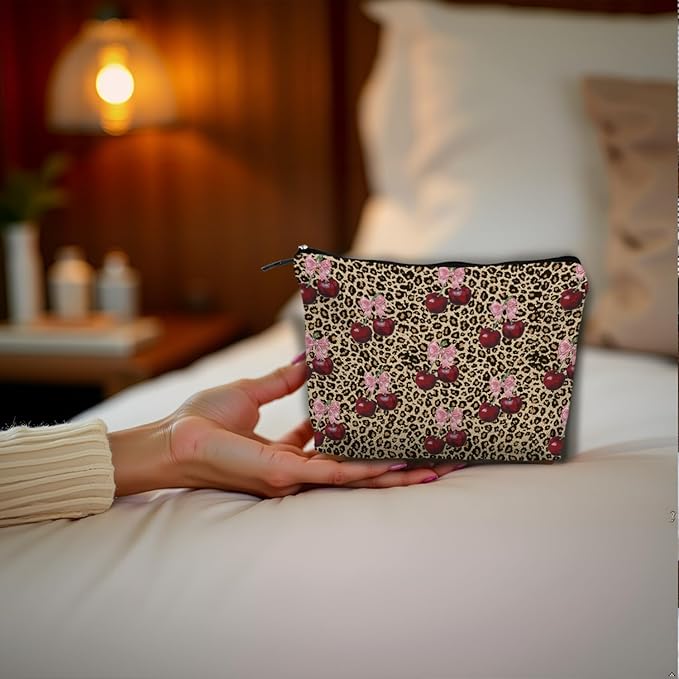 SAFDSGFDB Leopard Print Cherry Makeup Bag, Coquette Preppy Pink Bow Cherry Cosmetic Bags Gifts for Women, Funky Y2k Cheetah Print Portable Travel Toiletry Bag Zipper Makeup Pouch