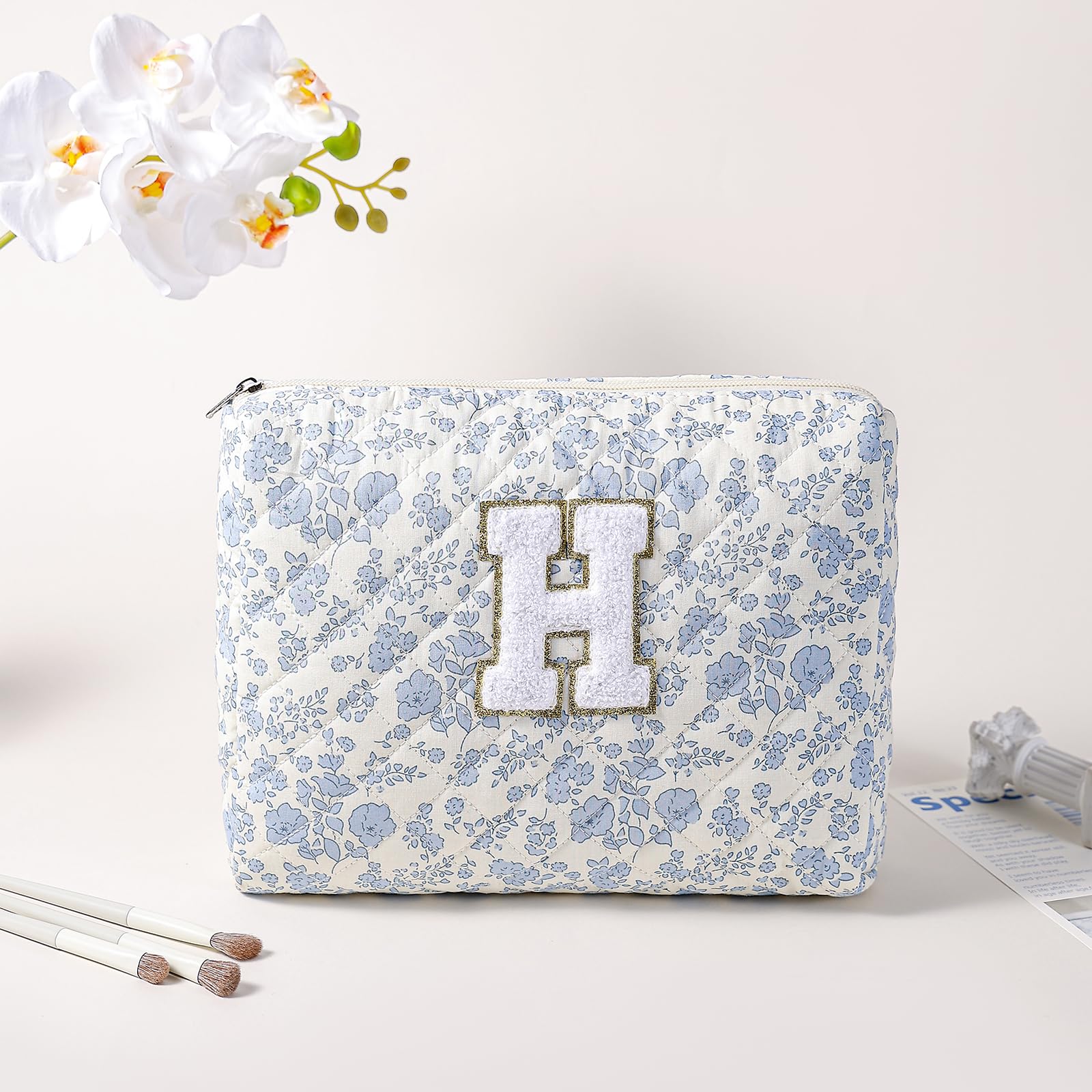WHHJM Alphabet Makeup Bag Cosmetic Bag for Women, Christmas Gifts for Age 11-18, Personalized Floral Coquette Travel Bag, Trendy Stuff Zipper Make Up Pouch Organizer Bag (Blue Floral H)