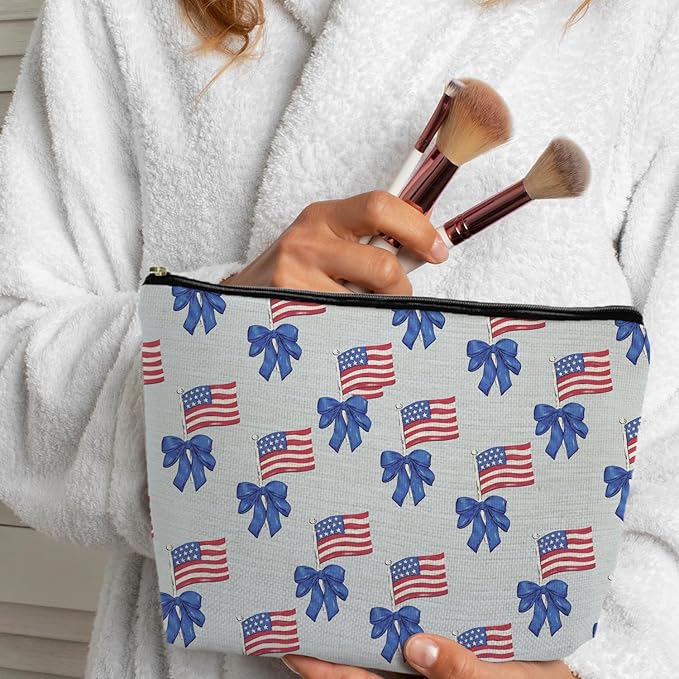 SAFDSGFDB Coquette Blue Bow American Flag Makeup Bag, Red White and Blue Patriotic Cosmetic Bags Gifts for Women, Preppy Girly Portable Travel Toiletry Bag Zipper Makeup Pouch