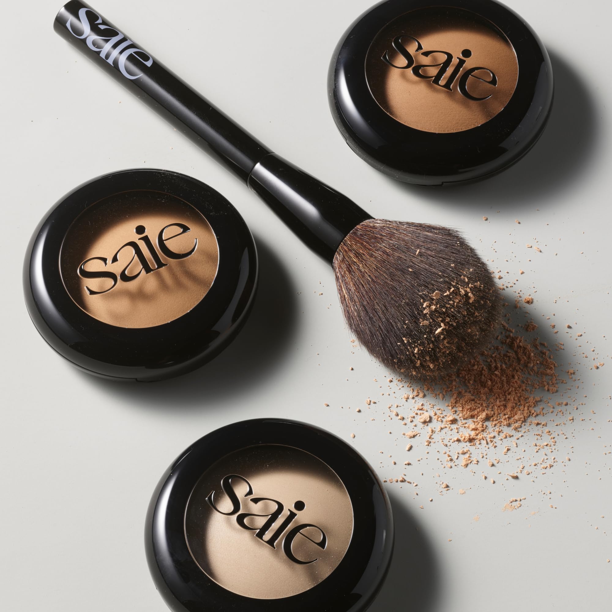 Saie All-Over Powder Makeup Brush - Large, Tapered, & Fluffy Setting Powder Brush for Lightweight, Effortless Application - Ultra-Soft, Cruelty-Free & Vegan Face Makeup Brushes (1 Count)